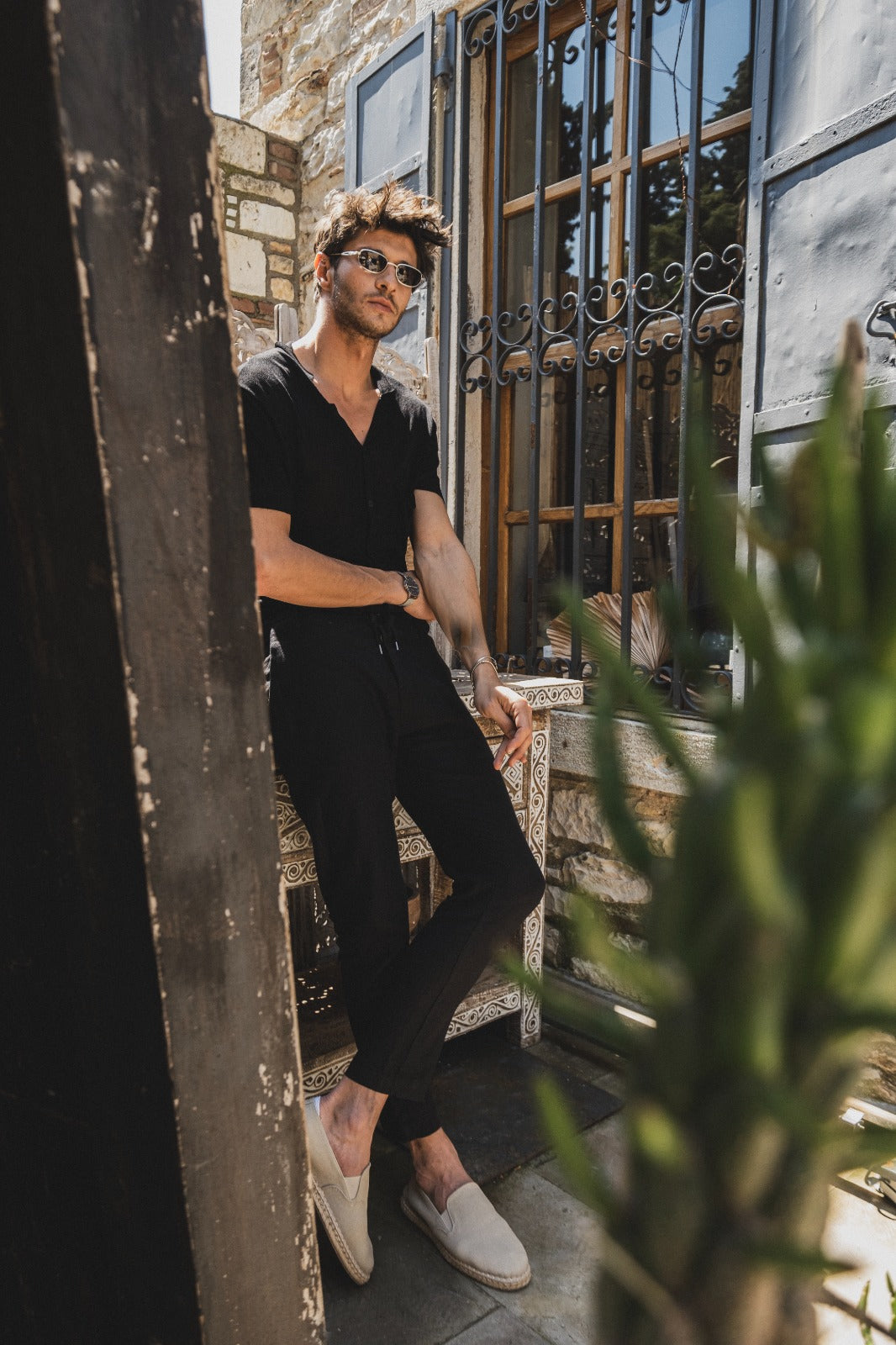 What to Wear with Black Linen Pants: Men's Style Guide